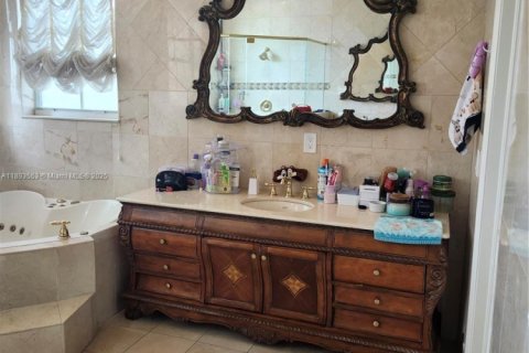 Casa en venta en Hialeah, Florida, 5 dormitorios, 316.61 m2 № 1945554 - foto 10