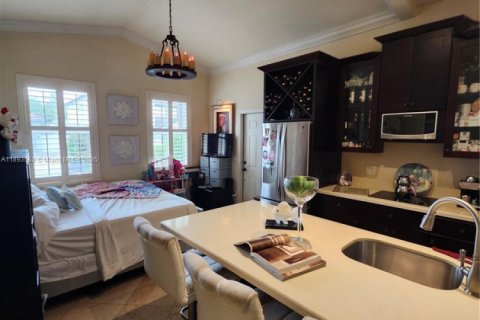 Casa en venta en Hialeah, Florida, 5 dormitorios, 316.61 m2 № 1945554 - foto 27