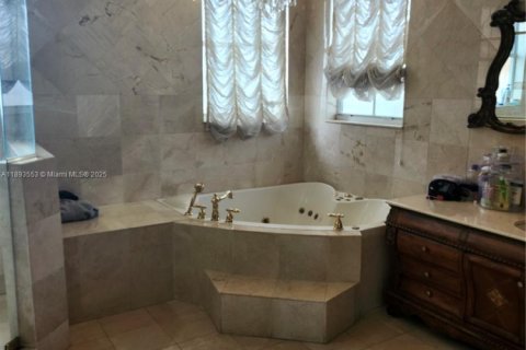 Casa en venta en Hialeah, Florida, 5 dormitorios, 316.61 m2 № 1945554 - foto 8