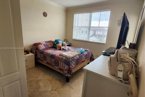 Casa en venta en Hialeah, Florida, 5 dormitorios, 316.61 m2 № 1945554 - foto 21