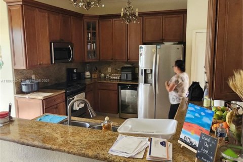 Casa en venta en Hialeah, Florida, 5 dormitorios, 316.61 m2 № 1945554 - foto 4