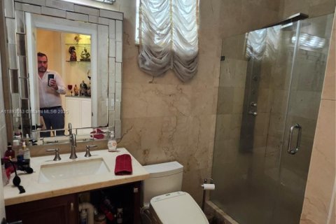 Casa en venta en Hialeah, Florida, 5 dormitorios, 316.61 m2 № 1945554 - foto 29