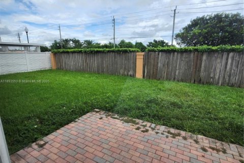 Casa en venta en Hialeah, Florida, 5 dormitorios, 316.61 m2 № 1945554 - foto 25