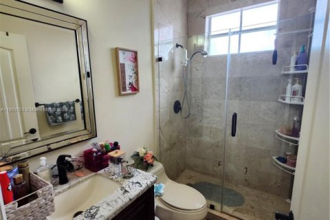 Casa en venta en Hialeah, Florida, 5 dormitorios, 316.61 m2 № 1945554 - foto 24