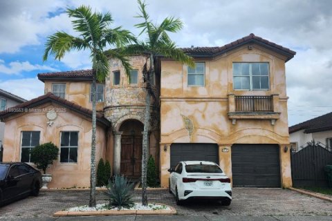 Casa en venta en Hialeah, Florida, 5 dormitorios, 316.61 m2 № 1945554 - foto 2