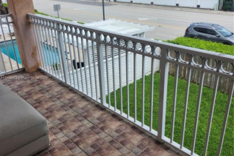 Casa en venta en Hialeah, Florida, 5 dormitorios, 316.61 m2 № 1945554 - foto 14