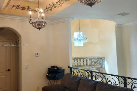Casa en venta en Hialeah, Florida, 5 dormitorios, 316.61 m2 № 1945554 - foto 6