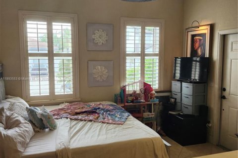 Casa en venta en Hialeah, Florida, 5 dormitorios, 316.61 m2 № 1945554 - foto 28