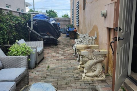 Casa en venta en Hialeah, Florida, 5 dormitorios, 316.61 m2 № 1945554 - foto 26