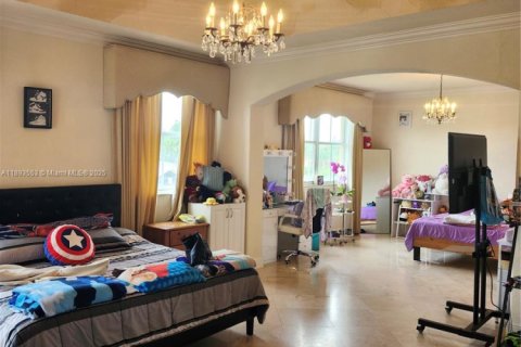 Casa en venta en Hialeah, Florida, 5 dormitorios, 316.61 m2 № 1945554 - foto 18