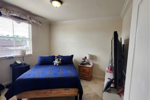 Casa en venta en Hialeah, Florida, 5 dormitorios, 316.61 m2 № 1945554 - foto 22
