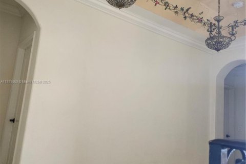 Casa en venta en Hialeah, Florida, 5 dormitorios, 316.61 m2 № 1945554 - foto 16