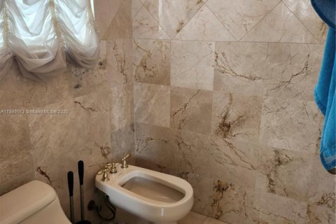 Casa en venta en Hialeah, Florida, 5 dormitorios, 316.61 m2 № 1945554 - foto 11