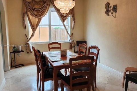 Casa en venta en Hialeah, Florida, 5 dormitorios, 316.61 m2 № 1945554 - foto 5