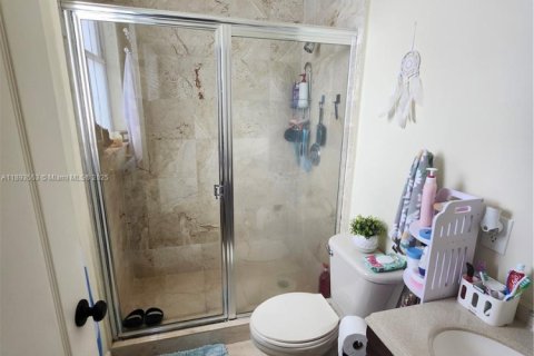 Casa en venta en Hialeah, Florida, 5 dormitorios, 316.61 m2 № 1945554 - foto 23