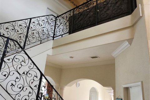 Casa en venta en Hialeah, Florida, 5 dormitorios, 316.61 m2 № 1945554 - foto 3