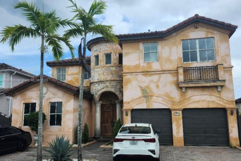 Casa en venta en Hialeah, Florida, 5 dormitorios, 316.61 m2 № 1945554 - foto 1