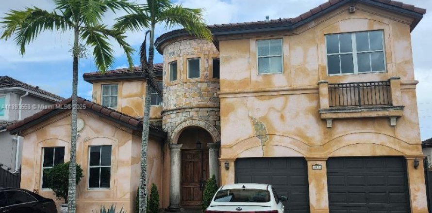 Casa en Hialeah, Florida 5 dormitorios, 316.61 m2 № 1945554