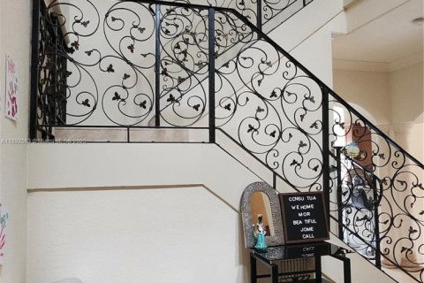 Casa en venta en Hialeah, Florida, 5 dormitorios, 316.61 m2 № 1945554 - foto 15