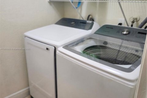 Casa en venta en Hialeah, Florida, 5 dormitorios, 316.61 m2 № 1945554 - foto 19