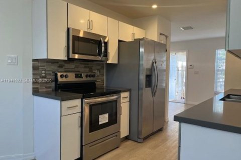 Снять в аренду таунхаус в Пемброк-Пайнс, Флорида 3 спальни, 127.09м2, № 2004950 - фото 6