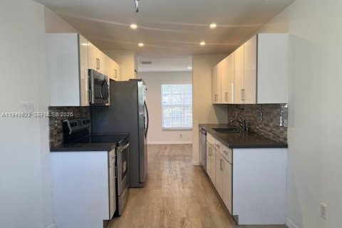 Снять в аренду таунхаус в Пемброк-Пайнс, Флорида 3 спальни, 127.09м2, № 2004950 - фото 4