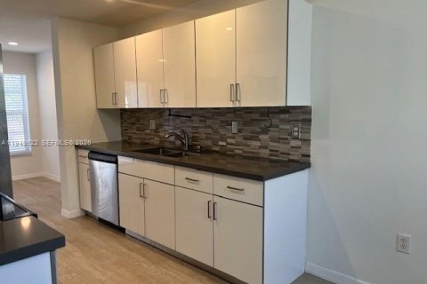 Снять в аренду таунхаус в Пемброк-Пайнс, Флорида 3 спальни, 127.09м2, № 2004950 - фото 8