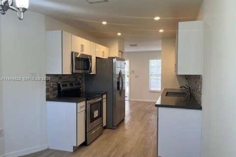 Снять в аренду таунхаус в Пемброк-Пайнс, Флорида 3 спальни, 127.09м2, № 2004950 - фото 5