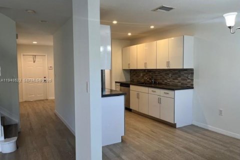 Снять в аренду таунхаус в Пемброк-Пайнс, Флорида 3 спальни, 127.09м2, № 2004950 - фото 7