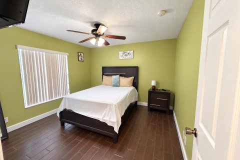 House in Port St. Lucie, Florida 4 bedrooms, 208.47 sq.m. № 2400592 - photo 11
