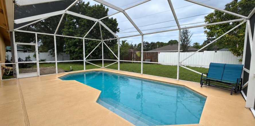 House in Port St. Lucie, Florida 4 bedrooms, 208.47 sq.m. № 2400592