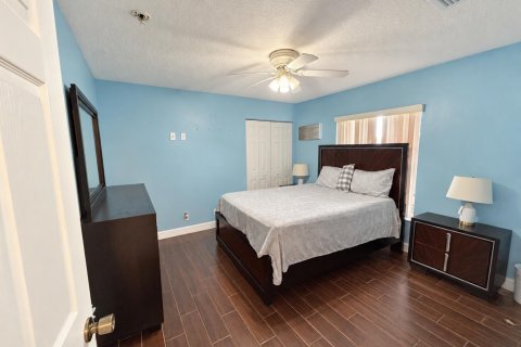 House in Port St. Lucie, Florida 4 bedrooms, 208.47 sq.m. № 2400592 - photo 12
