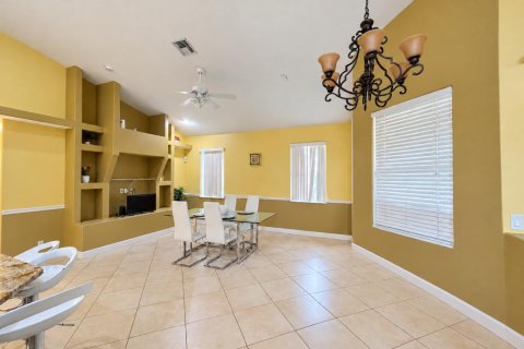 House in Port St. Lucie, Florida 4 bedrooms, 208.47 sq.m. № 2400592 - photo 3