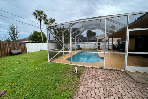 House in Port St. Lucie, Florida 4 bedrooms, 208.47 sq.m. № 2400592 - photo 18