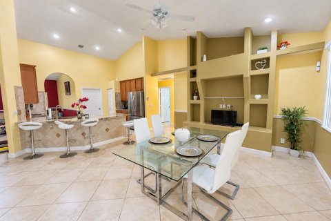 House in Port St. Lucie, Florida 4 bedrooms, 208.47 sq.m. № 2400592 - photo 4