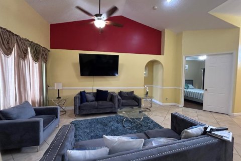 House in Port St. Lucie, Florida 4 bedrooms, 208.47 sq.m. № 2400592 - photo 13