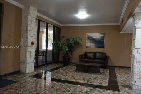 Condo in North Miami, Florida, 2 bedrooms  № 2027141 - photo 9