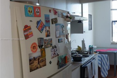 Condo in North Miami, Florida, 2 bedrooms  № 2027141 - photo 2