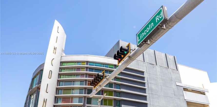 Condominio en Miami Beach, Florida, 2 dormitorios № 1895291