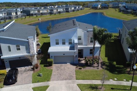 House in Davenport, Florida 6 bedrooms, 310.2 sq.m. № 1639737 - photo 1