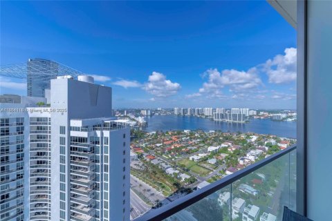 Condo in Sunny Isles Beach, Florida, 2 bedrooms  № 1893169 - photo 23