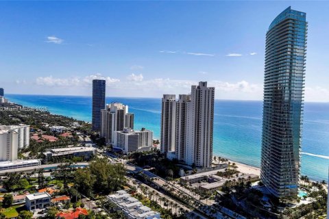 Condo in Sunny Isles Beach, Florida, 2 bedrooms  № 1893169 - photo 1