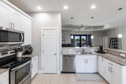 House in Cape Coral, Florida 3 bedrooms, 166.85 sq.m. № 1884474 - photo 11