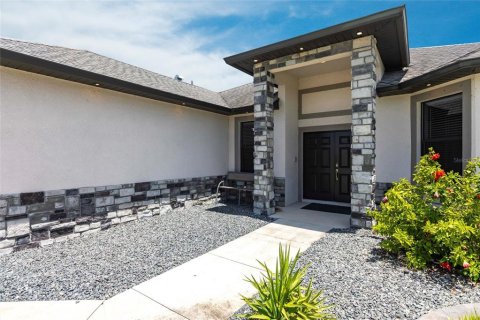 House in Cape Coral, Florida 3 bedrooms, 166.85 sq.m. № 1884474 - photo 3