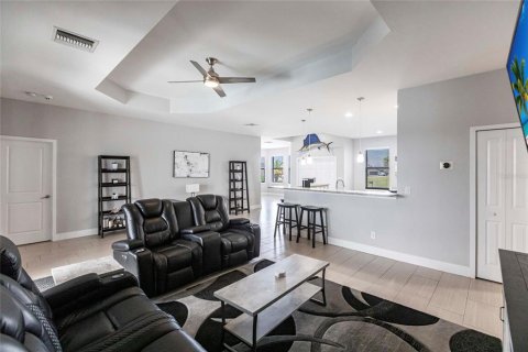 House in Cape Coral, Florida 3 bedrooms, 166.85 sq.m. № 1884474 - photo 7