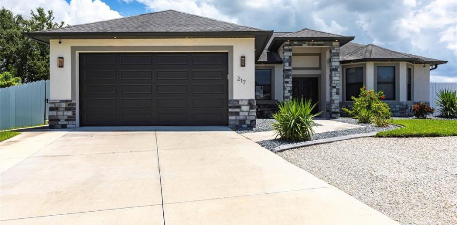 House in Cape Coral, Florida 3 bedrooms, 166.85 sq.m. № 1884474
