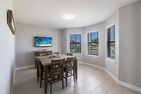 House in Cape Coral, Florida 3 bedrooms, 166.85 sq.m. № 1884474 - photo 16