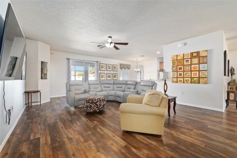 House in Ocala, Florida 4 bedrooms, 216.09 sq.m. № 2206597 - photo 9
