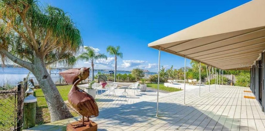 House in Ormond Beach, Florida 4 bedrooms, 215.72 sq.m. № 2132286