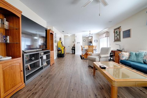 Casa en venta en The Villages, Florida, 2 dormitorios, 107.4 m2 № 2221140 - foto 8